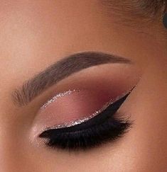 Prom Makeup Looks For Champagne Dress, Light Burgundy Makeup Look, Sweet Sixteen Makeup Ideas, Red And Silver Makeup, Quince Makeup Looks, Xv Makeup, Champagne Makeup, Quince Makeup, Pink Glitter Makeup