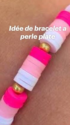 pink and white bracelet with gold beads on the end that says idee de bracelet a perle plate