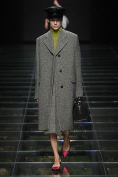 Prada Fall 2024 Ready-to-Wear https://www.vogue.com/fashion-shows/fall-2024-ready-to-wear/prada/slideshow/collection#25 Estilo Fitness, Jeremy Allen White, Gisele Bündchen, Milano Fashion Week, Fall Winter 2024, Winter 2024, 2024 Collection, Fall 2024, Milan Fashion Week