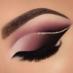 Winter Eyeshadow Looks, Eye Shadow Ideas, Cheer Makeup, Burgundy Makeup, خواتم خطوبة, Makeup Cantik, Eyeliner Shapes, Make Up Designs, Sultry Makeup