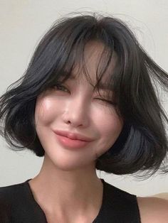 see through bangs (wispy bangs) for bob Easy Trendy Hairstyles, Side Bangs Hairstyles, Chic Short Hair, Trendy Hairstyle, Long Layered Hair