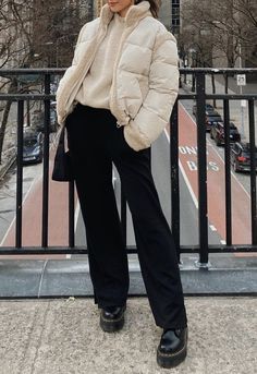 European Winter Outfits Casual, All Beige Winter Outfit, White Jacket Winter Outfit, European Fashion Winter Cold Weather, Cream Puffer Outfit, Off White Puffer Jacket Outfit, Cream Jacket Outfit Winter, Winter Outfit Inspirations, Puffy Jacket Outfit Street Style