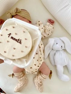 May Monthly Baby Pictures, Baby 1 Month Photo Ideas, 1 Month Baby Picture Ideas, Baby Milestones Pictures, Maternity Photography Poses Pregnancy Pics, Baby Art Projects