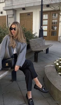 Fall Fashion Loafers, Business Casual Nyc, Celine Loafers Outfit, Celine Bag Outfit, Minimalist Summer Style, Simple European Style, Swedish Girl, 00s Mode, Smart Pants