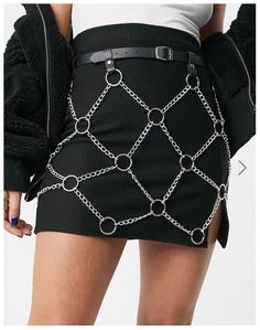 Chain Outfits Women, Fashion Harness, Skirts With Chains, Chain Outfit Aesthetic, Chain Accessories Grunge, Top Cadenas, Edgy Metal Chain Belt, Shirt With Chains, Goth Chain Belt