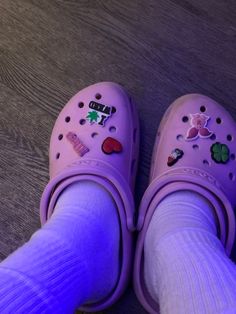 Purple Crocs With Charms, Crocks Shoes Purple, Crocs Purple Aesthetic, Crocs Butterfly, Lavender Fuzzy Crocs, Purple Crocs, Pretty Outfits, Fashion Inspo Outfits