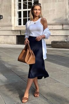 Black Satin Midi Skirt Outfit, Silk Midi Skirt Outfit, Satin Skirt Outfit Summer, Satin Midi Skirt Outfit, Midi Skirt Outfits Summer, Long Silk Skirt