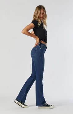 Hip Womens Fashion, Clothes 90s Style Women, Levi Jeans Bootcut, Petite Bootcut Jeans, Mini Bootcut Jeans Outfit, Jeans Outfit Black, Bootcut Jeans With Heels, Mother Jeans Denim, Bootcut Jeans With Converse