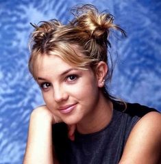 Nostalgic about the women's 90’s hairstyles or just want to try something new? These long-forgotten yet modern styles are here for you. #y2k #hairstyle #ideas 1990s Hairstyles, Look 80s, 90’s Hairstyles, Space Buns, 90s Hairstyles, Popular Hairstyles, Makati