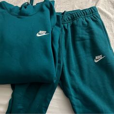 Brand New Never Worn No Rips No Stains New With Tags Bought From Hibbett Size Large Nike Sweatshirt And Sweatpants Set, Nike Hoodie And Sweatpants Set, Green Nike Tracksuit, Nike Sweat Sets Women, Nike Hoodie And Sweatpants Outfit, Nike Sweat Sets, Nike Matching Set Outfit, Nike Clothes Aesthetic