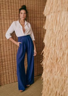 Electric Blue Pants, Blue Trousers Outfit, Green Trousers Outfit, Bright Blue Pants, Wide Leg Trousers Outfit, Tomboy Shirts, Jeanne Damas, Green Trousers