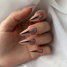 Edgy Summer, Summer Nails 2024, Black Stiletto Nails, Unghie Nail Art, Stiletto Nail Art, Edgy Nails, Cute Nail, Ombre Nail Designs