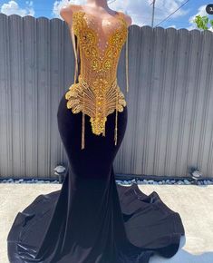 Black Girls Fashion Prom Dresses 2025, Gold Rhinestones Black Girls Fashion, Black And Gold Prom Dress, Waves Haircut, Prom Dress Black, Classy Prom, Senior Ideas, Dresses Luxury