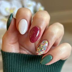 Christmas Nails With Chrome Powder, One Color Christmas Nails, Christmas Dip Manicure Ideas, Glitter Nails Holiday, Christmas Nails Different Colors, Dipped Nails Christmas, Christmas Nails Multi Color, Christmas Multicolor Nails, Dip Powder Nails Christmas 2023