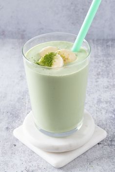 a green smoothie with bananas and chives in it