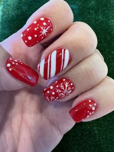 Christmas Nail Art Tutorial, Hanukkah Nails, Christmas Nails Short, Christmas Nail Designs Acrylic, Nail Art 2023, 4th Nails, Accent Nail Art, Candy Cane Nails, Christmas Gel