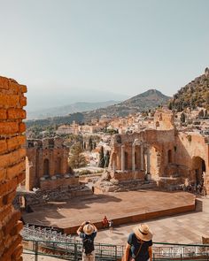 Taormina, Sicily 😍 Can you spot Mount Etna in the background? The Teatro Greco is one of the most popular sights in town and a bit crowded, but who doesn’t love such a spectacular view 🥰 Things to do in Taormina | Things to do in Sicily | Taormina sightseeing | Mount Etna | Taormina Travel Guide #taormina #sicily #teatrogreco #teatrogrecotaormina #italy Things To Do In Sicily, Sicily Taormina, Taormina Sicily, Mount Etna, Dream Destinations, Wedding Shoot, Travel Guide, Most Popular