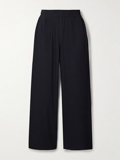 Max Mara's 'Leisure' line aims to simplify dressing through refined, effortless silhouettes like these 'Rolanda' pants. Cut from navy plissé-crepe, they have a high, elasticated waistband and wide, cropped legs. Style yours with everything from tucked-in tanks to relaxed shirting. Max Mara Shirt, Denim Flats, Flat Dress Shoes, Floral Dresses Short, Dress Flats, Sport Swimwear, Sports Skirts, Swimsuit Dress, Pantalon Large