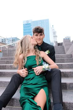 Hoco Pic Ideas Couple, Prom Pic Ideas For Couples, Prom Photoshoot Ideas Couple, Couple Hoco Poses, Prom Poses For Couples, Prom Photo Poses, Green Long Prom Dress