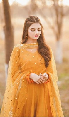 Mehndi Hairstyles Pakistani For Girls, Pakistani Hairstyles Party Simple, Mehndi Dresses, Hair Style Vedio, Foto Top, Hoco Hair Ideas Medium, Pakistani Fashion Party Wear, Beautiful Pakistani Dresses, Front Hair Styles