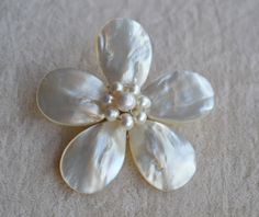 jewelry: pearl brooch,shell brooch brooch Type: flower flower diameter: 3 inches shell colour: white shell shape: drop Pearl Shape : off round Pearl Type : Freshwater Pearl Pearl Grade : AA+ Pearl Body : with blemish and ring Pearl Color : white Pearl Size : 5-8mm metal : White Gold This item will be packaged by a beartiful pouch. If you want to order of different style. Please contact me . Thank you . White Shell For Wedding, White Mother Of Pearl Shell For Wedding, Elegant Wedding Shell In Mother Of Pearl, Elegant Wedding Mother Of Pearl Shell, Wedding Brooch, Pearl Brooch, Pearl Types, Pearl Color, Pearl Size