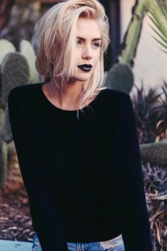 Proof that black lipstick can look chic. Look Grunge, Grunge Accessories, Dark Lipstick, Black Lipstick, Fashion Grunge, 90s Hairstyles, Black Lips, Fluffy Hair