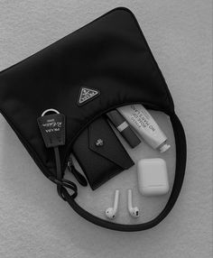 Prada Dark Aesthetic, Prada Reedition 2000, Prada Bag Aesthetic, Prada Black Bag, Prada Reedition, Prada Mini Bag, Re Edition Prada, Prada Re Edition 2005, What's In My Purse