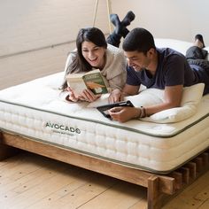 Avocado Vegan Mattress Hybrid features GOLS organic certified latex Avocado Mattress, Eco Friendly Mattress, Green Mattress, Mid Century Modern Bed, Avocado Vegan, Natural Latex Mattress, Modern Bed Frame, Mattresses Reviews, Natural Mattress