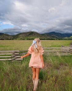 midwest meets montana 🦬🏔️🌾 . . . #coastalcowgirl #cowgirlchic #cowgirlstyle #westernfashion coastal cowgirl // cowgirl boots // cowgirl chic // cowgirl fashion // cowgirl style // western style // cottage core // mountain aesthetic // mountain pictures Southern California Aesthetic Outfits, Southern Charm Aesthetic, Aesthetic Mountain Pictures, Dark Country Aesthetic, Southern Girl Aesthetic, Cowgirl Fits, Farm Vibes, Cowgirl Core, Country Girl Aesthetic