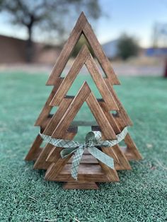 Handcrafted wooden Christmas trees! Able to customize color and stain.  Set comes with 3 trees that are 9.5" , 12" and 14"  Addl Cost to add lights and bells  Please send me a message with any questions and with your color preference. Transplant Party, Ffa Fundraiser, Wooden Christmas Decor, Wreath Wall Decor, Pallet Christmas, Market Ideas