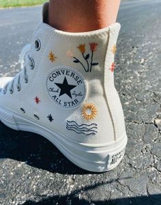 Aesthetic Summer Friends, Summer Picnic Aesthetic, Summer Aesthetic Friends, Summer Aesthetic Pictures, Summer Converse, Converse Hightops, Converse Embroidery, Floral Converse, Painted Converse