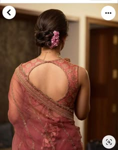 Saree Blouse Neck Designs Sleeveless, Saree Front Blouse Designs Latest, Sabyasachi Blouse Back, Front Neck Designs For Kurtis Latest, Banarasi Saree Blouse Design, Sleeveless Saree Blouse Designs, Indian Bridal Blouse Designs, Sabyasachi Blouse, Wedding Dresses Styles