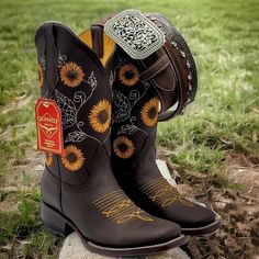 Bonitas botas con diseño de girasoles en el tubo, en horma cuadrada color cafe

1.5" Tacon
12" Tubo de piel
Suela de cuero 
Forro de res
Pull-on tirantes
Goodyear welt
Made In Mexico 

Item: Q322G6294 Mexican Botas, Sunflower Cowgirl Boots, Sunflower Cowboy Boots, Square Toe Cowgirl Boots, Sunflower Boots, Cowgirl Boots Square Toed, Boot Scootin Boogie, Cute Cowgirl Boots, Brown Square