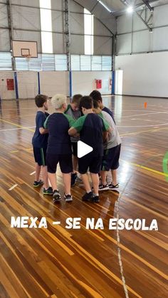 a group of young boys huddled together in a gym with the words mexico - se na escolaa on it