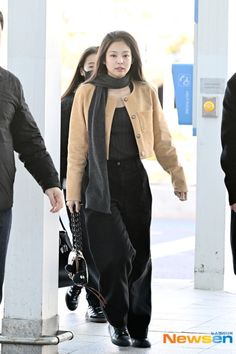 #Jennie #Blackpink Paris Casual Outfits, Japan Winter Fashion, Chanel Jennie, Safe Flight, Have A Safe Flight, Icn Airport, Jennie Kim, Photoshoot Outfits, Dressy Outfits