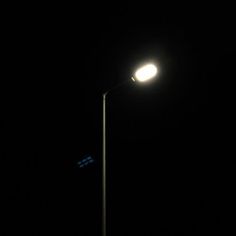 a street light in the dark with no one on it's side at night