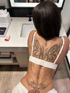 Tatuaje Hello Kitty, Woman With Tattoos, Pretty Hand Tattoos, Tasteful Tattoos, Inspiration Tattoos, Spine Tattoos For Women, Tattoos For Black Skin, Pretty Tattoos For Women, Dope Tattoos For Women