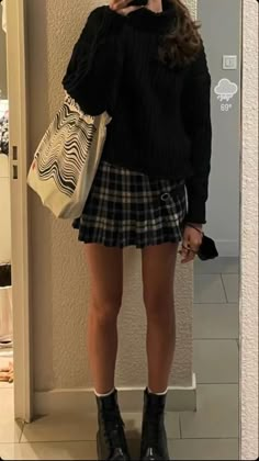 big sweater small skirt outfit | autumn fashion | #outfitinspiration #fallfashion #trendy Sixth Form Outfits, Plaid Skirt Outfit, Chique Outfit, Looks Black, Fall Fits, Skirt Outfit, Plaid Skirt, 가을 패션, Outfit Inspo Fall