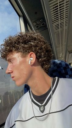 Hairstyle mullet curly hair Mullet Curly Hair, Mullet Curly, Hairstyles Theme, Mullet Haircut, Modern Mullet, Curly Mullet, Short Curls, Haircut Inspiration, Hair Looks