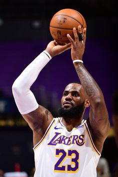 the lakers player is getting ready to take a shot with his basketball ball in front of him