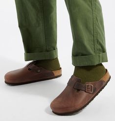 Socks And Clogs, Birkenstock Boston Outfit, Vintage Men Style, Boston Outfits, Birkenstock Outfit, Boston Clogs, Burgundy Shoes, Comfy Socks, Mens Fashion Inspiration