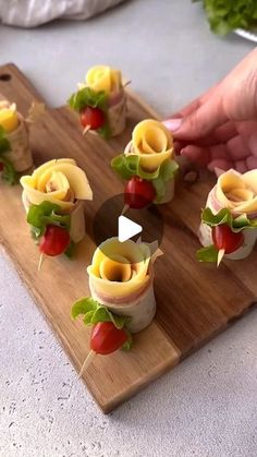 Presentation Of Food, Buffet Ideas Food Party, Mesa Finger Food, Tea Party Finger Foods, Canapes Ideas, Ham Roll Ups, Food Reels, Charcuterie Appetizers, Charcuterie Ideas