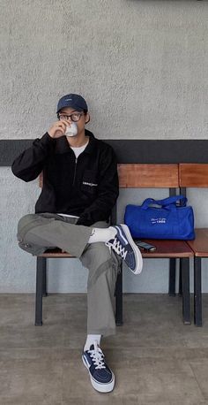 Simple Clean Outfits Men, Everyday College Outfits Men, Skater Boy Style Outfits, Vans Outfit Men Casual, Vans Skater Outfit, Vans Outfit Men Street Styles, Outfit Casual Pria, Sepatu Loafers Pria, Skater Outfit Men