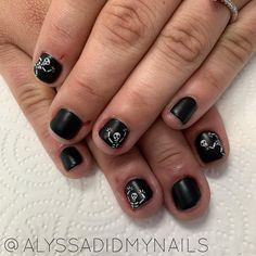 Witchy Manicure, Halloween Short Nails, Spooky Manicure, Festive Holiday Nails, Nail Designs For Short Nails, Black Gel Nails