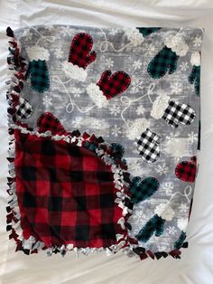 Christmas Mittens on Red and Black Buffalo Plaid Tie Knot Blanket Blankets For Christmas Gift Ideas, Diy Christmas Blanket, Homemade Christmas Blankets, Christmas Tie Blankets, Knot Blanket Fleece, Cute Tie Blankets Pattern, Cute Tie Blankets, Tie Blanket Ideas, Tie Blankets Fleece