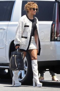 Platform Boots Outfit, Celebrity Summer Style, White Heel Boots, Throwback Outfits, White Boots Outfit, 70s Inspired Fashion