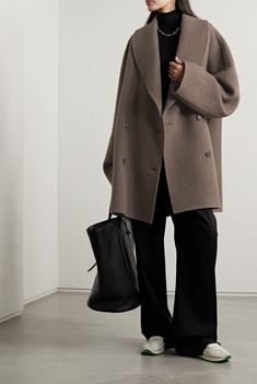 Outfit Nero, Mode Mantel, Running Fashion, Leather Trousers, Double Breasted Coat, Mode Inspo, Cashmere Coat, Mode Inspiration, Black Knit