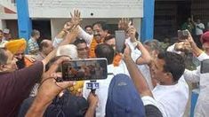 a group of people holding up their cell phones in front of the camera taking pictures