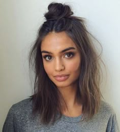 Short Hair Styles You Can Do In 10 Minutes or Less - Lob Messy Top Knot - Easy Step By Step Tutorials For Growing Out Your Hair, For Shoulder Length Hair, For The Undo, The Pixie, For Round Faces, The Bob, For Women That Are White And African American. For Over 50, For Over 40, For Wedding, And With Bangs - https://thegoddess.com/quick-short-hair-styles Brunette Lob, Medium Length Hair With Layers, Peinados Fáciles Para Cabello Corto, Penteado Cabelo Curto, Short Hair Styles Easy, Shoulder Length Hair, Layered Hair, Messy Hairstyles, Top Knot