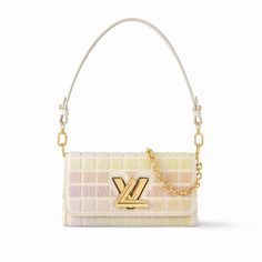 新包 | Louis Vuitton 上架 Damierlicious 系列手袋：粉彩色棋盘格 Brandname Bag, Wallet Pouch, Bags Designer Fashion, Lv Bag, Lookbook Outfits, Pretty Outfits, Bags Designer, Lookbook, Pouch